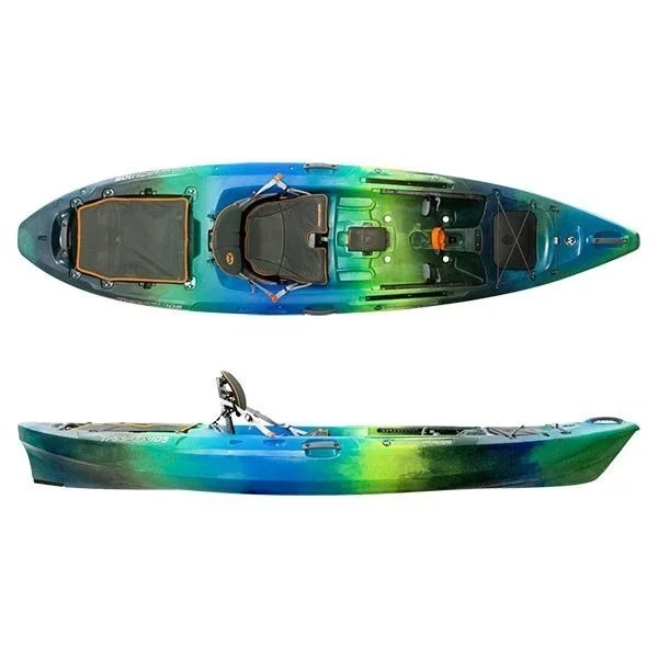 Casavibeo Wilderness Systems Tarpon 105 recreational kayak on water, featuring a sit-on-top design with adjustable seat and paddle.