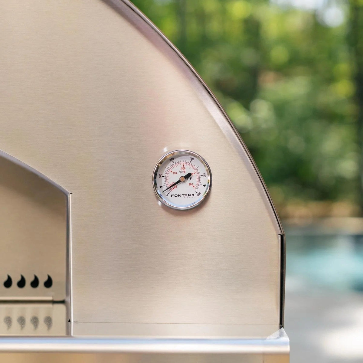 Casavibeo Fontana Forni Mangiafuoco wood-fired pizza oven in anthracite with brick interior and stainless steel chimney.