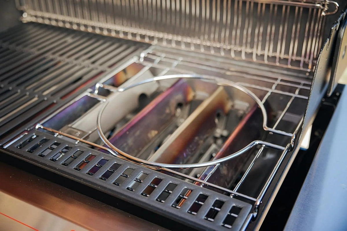Casavibeo Weber Genesis S-335 gas grill with stainless steel lid, multiple burners, and side shelf for outdoor cooking.