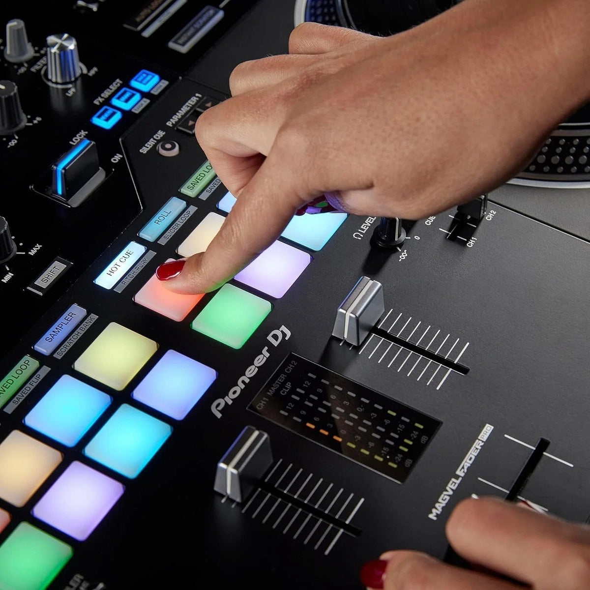 Casavibeo Pioneer DJ DDJ-REV7 DJ controller with jog wheels, faders, and control buttons for professional DJ mixing.