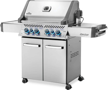 Casavibeo Napoleon Prestige 500 natural gas grill with stainless steel cooking grates and control knobs, outdoor barbecue appliance