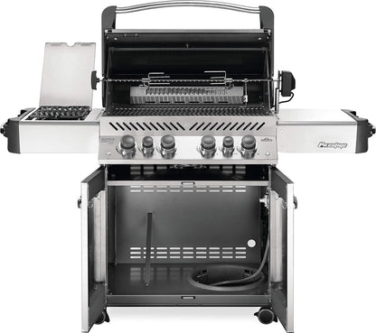 Casavibeo Napoleon Prestige 500 natural gas grill with multiple burners, stainless steel lid, and side shelves for outdoor cooking.