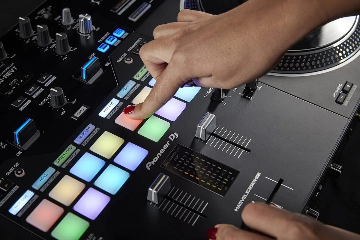 Casavibeo Pioneer DJ DDJ-REV7 DJ controller with jog wheels, faders, and control knobs for professional DJ mixing setup