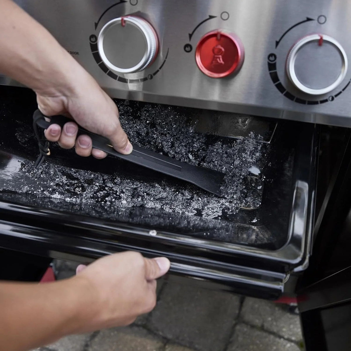 Casavibeo Weber Genesis E-325s gas grill with stainless steel lid, side shelves, and multiple burners for outdoor cooking.