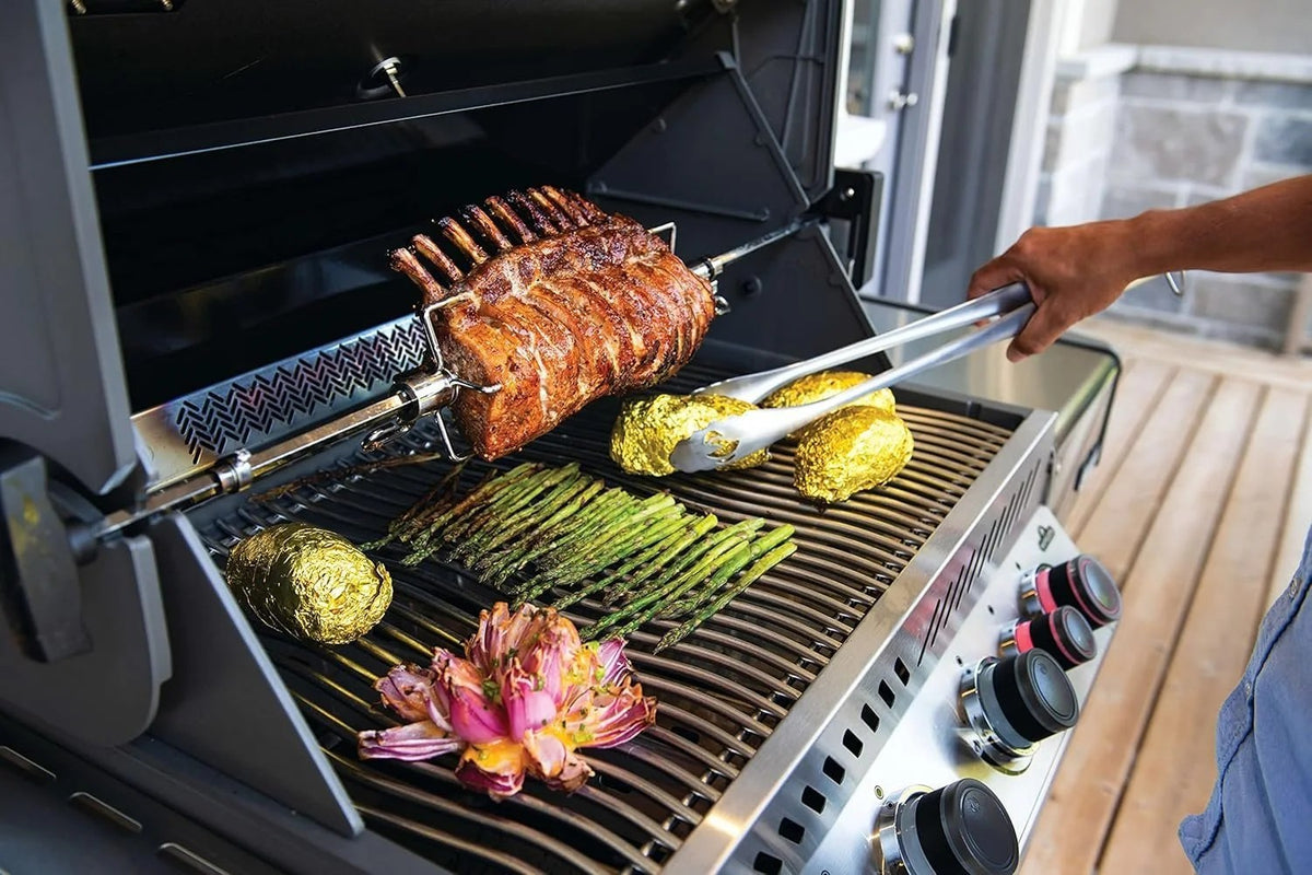 Casavibeo Napoleon Prestige 500 natural gas grill with stainless steel body, multiple burners, and side shelves for outdoor cooking.