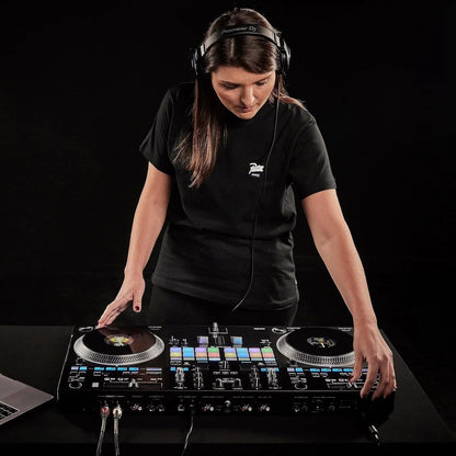 Casavibeo Pioneer DJ DDJ-REV7 DJ controller with jog wheels, faders, and control knobs for professional DJ mixing.