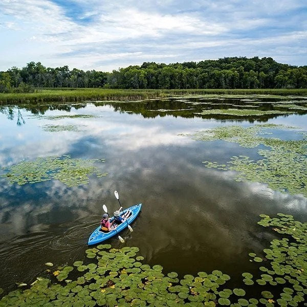 Casavibeo Advanced Elements AirVolution2 inflatable kayak shown on water, featuring multiple air chambers and adjustable seating.
