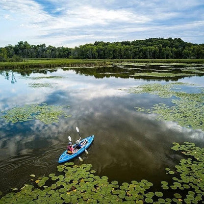 Casavibeo Advanced Elements AirVolution2 inflatable kayak shown on water, featuring multiple air chambers and adjustable seating.