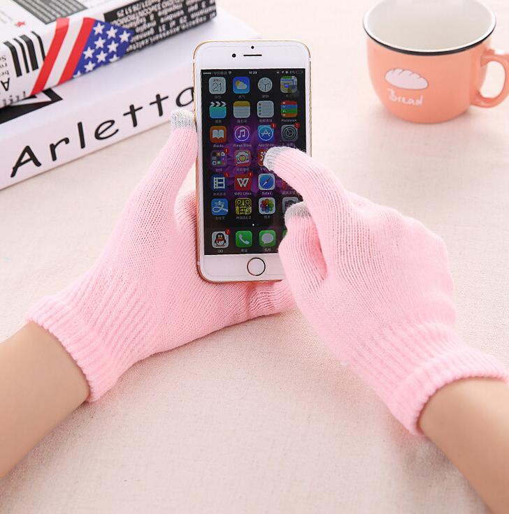 BowLift waterproof winter gloves for men and women, touchscreen compatible, showing warm, insulated design for cold weather use.