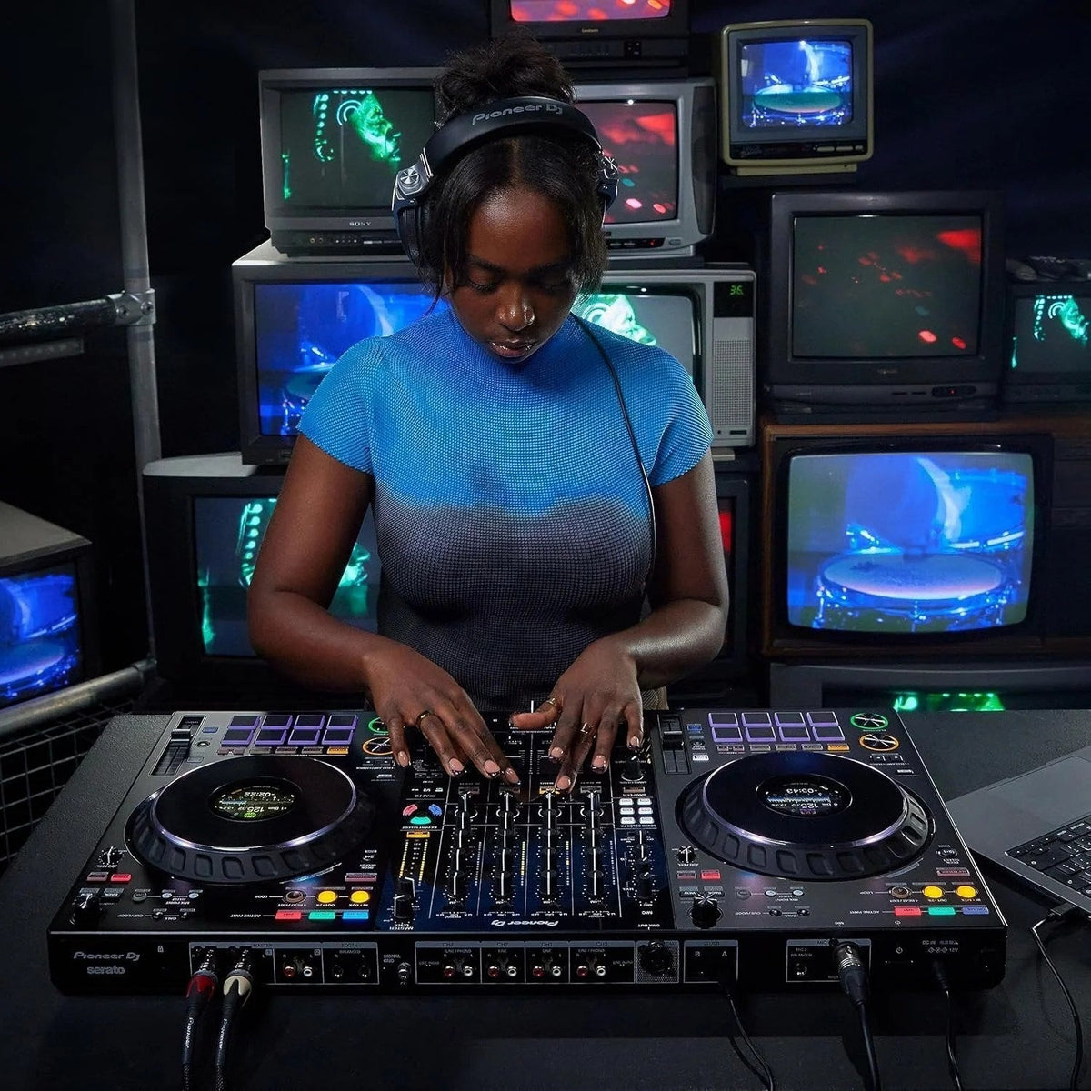 Casavibeo Pioneer DJ DDJ-FLX10 4-channel DJ controller with jog wheels, knobs, and controls for professional mixing.