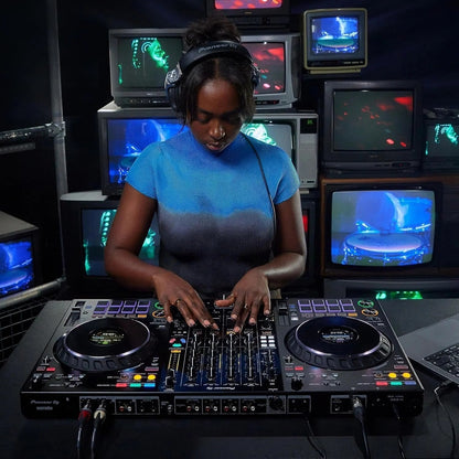 Casavibeo Pioneer DJ DDJ-FLX10 4-channel DJ controller with jog wheels, knobs, and controls for professional mixing.