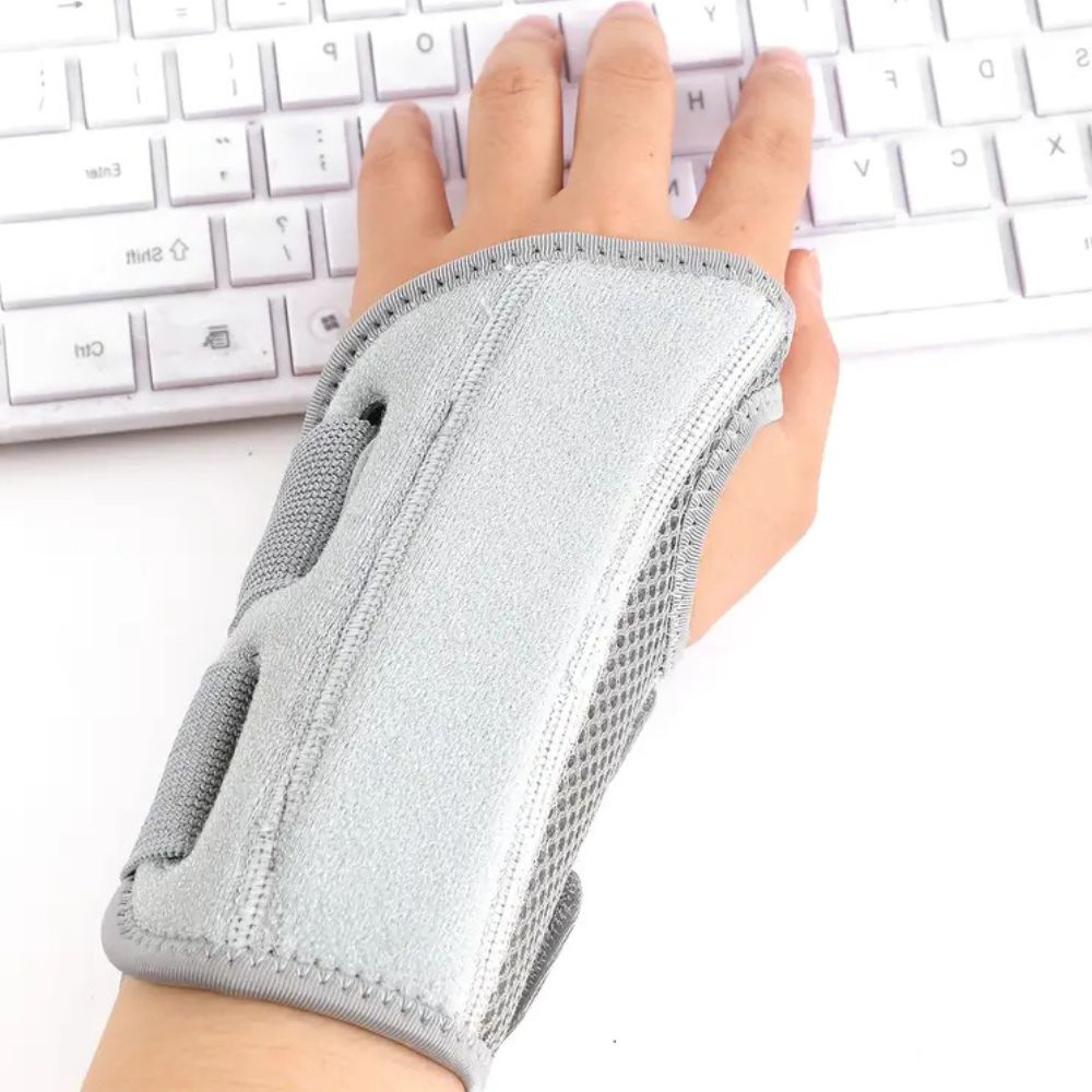 Belro flexible thumb support wrist splint designed for sprains, with adjustable strap and breathable material for wrist stabilization.