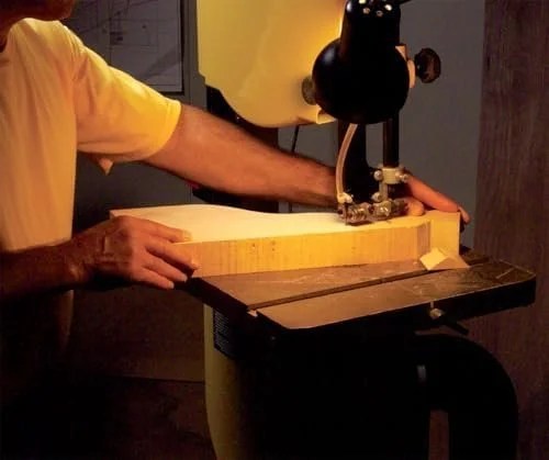 Casavibeo Powermatic 14-inch woodworking bandsaw with 1-1/2 HP motor, showing the heavy-duty metal frame and blade in action.
