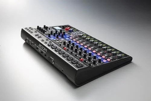 Casavibeo Zoom L-12 channel mixer with powered outputs, featuring multiple input channels and digital controls.
