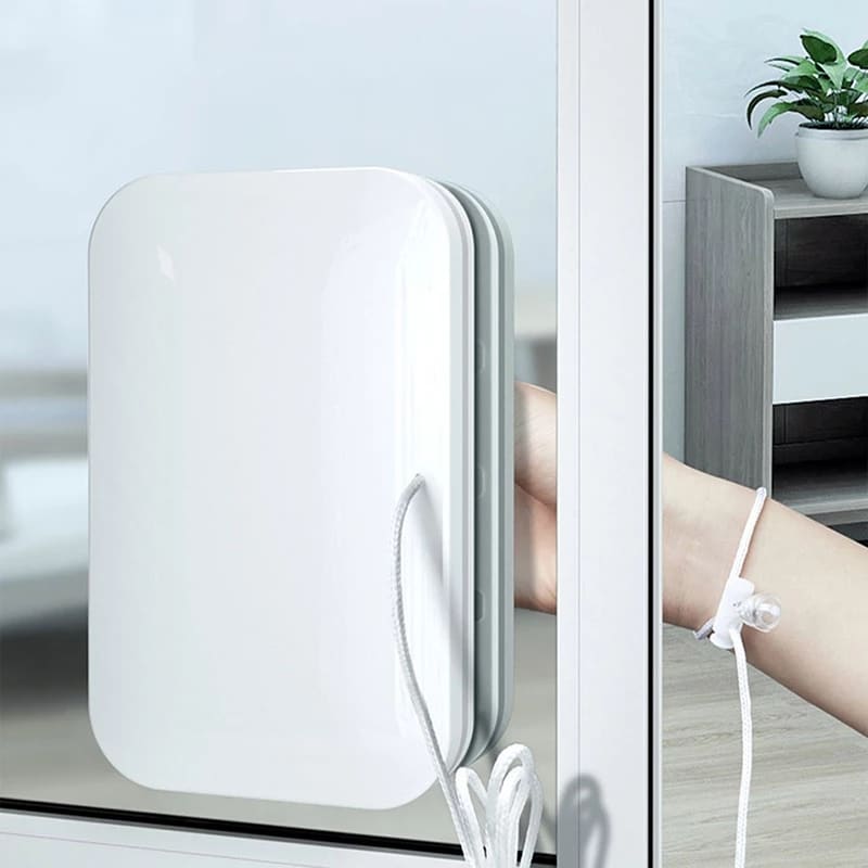 Belro automatic double-sided magnetic window cleaner with cleaning pads for easy, streak-free window washing.