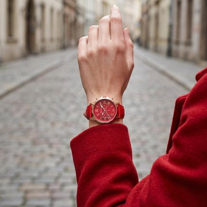 Elegant women's watch with leather strap and Roman numeral dial, featuring a classic design by Mivoza