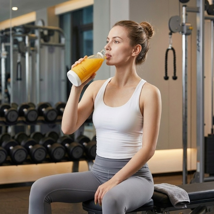 Mivoza portable blender bottle 420ml with a sleek design, cordless USB rechargeable feature, ready for fresh smoothies.