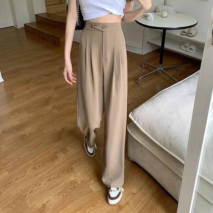 Belro pleated trousers featuring a tailored fit, with a high waist and pleated front, displayed on a neutral background.