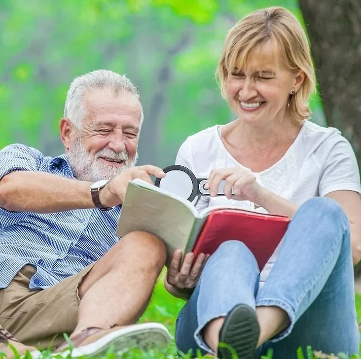 Belro 30x magnifying glass for seniors, handheld optical magnifier with large lens for reading and close-up viewing.
