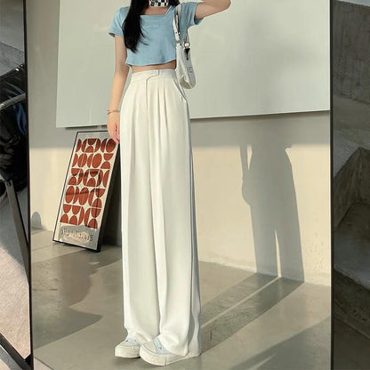 Belro pleated trousers in a stylish design, showcasing the fabric texture and tailored fit for a fashionable look.
