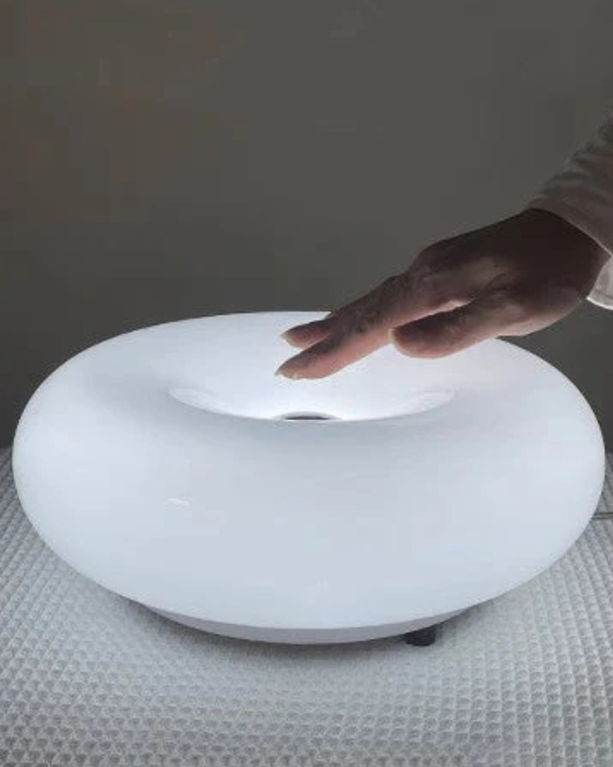 Round donut-shaped Mivoza table lamp with soft LED light and decorative 30cm design, ideal for home and garden lighting.
