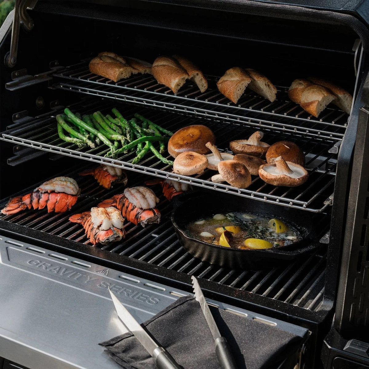 Casavibeo Masterbuilt Gravity Series XT digital charcoal grill and smoker with control panel and cooking grates.