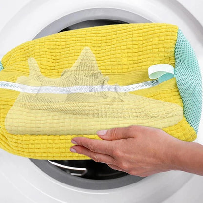 Belro practical shoe wash bag for footwear cleaning, shown open with shoes inside, durable mesh material for easy washing.