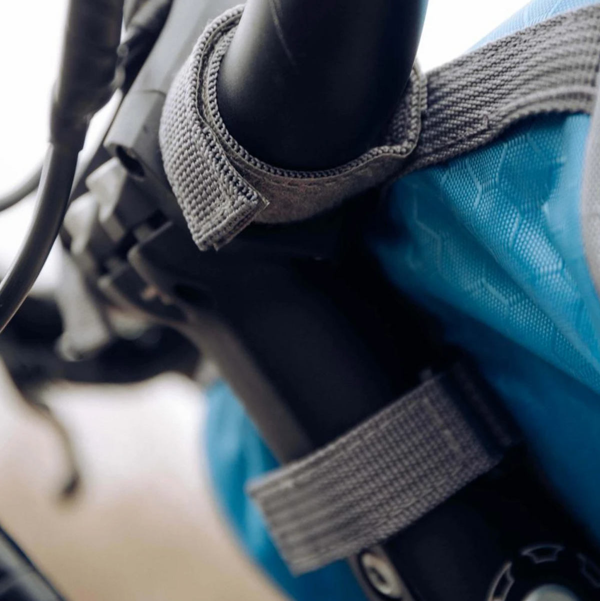 Belro bicycle bag with touchscreen pocket, durable bags and luggage designed for easy access and secure storage during rides.
