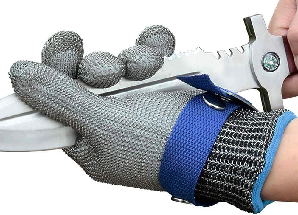 BowLift stainless steel safety gloves with cut-resistant design, ideal for maximum kitchen protection and safety during food prep.