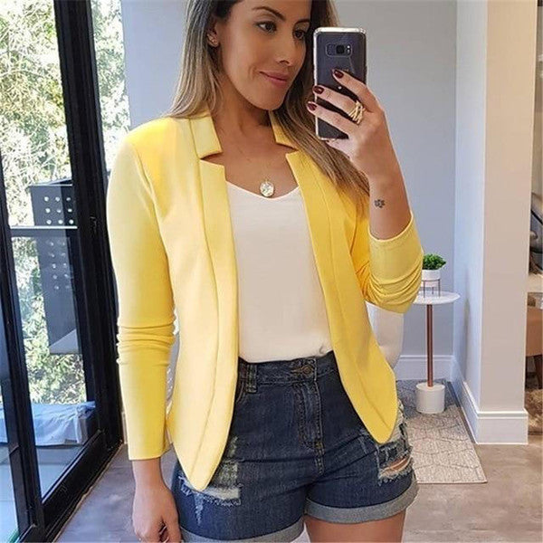 Women's short Belro jacket with a fitted design, featuring a zipper closure and stylish collar, perfect for casual wear.