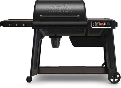 Casavibeo Traeger Ironwood 885 pellet grill with stainless steel exterior and digital control panel, ideal for outdoor cooking.