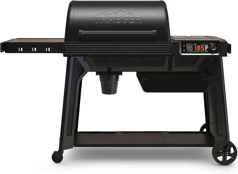 Casavibeo Traeger Ironwood 885 pellet grill with stainless steel exterior and digital control panel, ready for outdoor cooking.