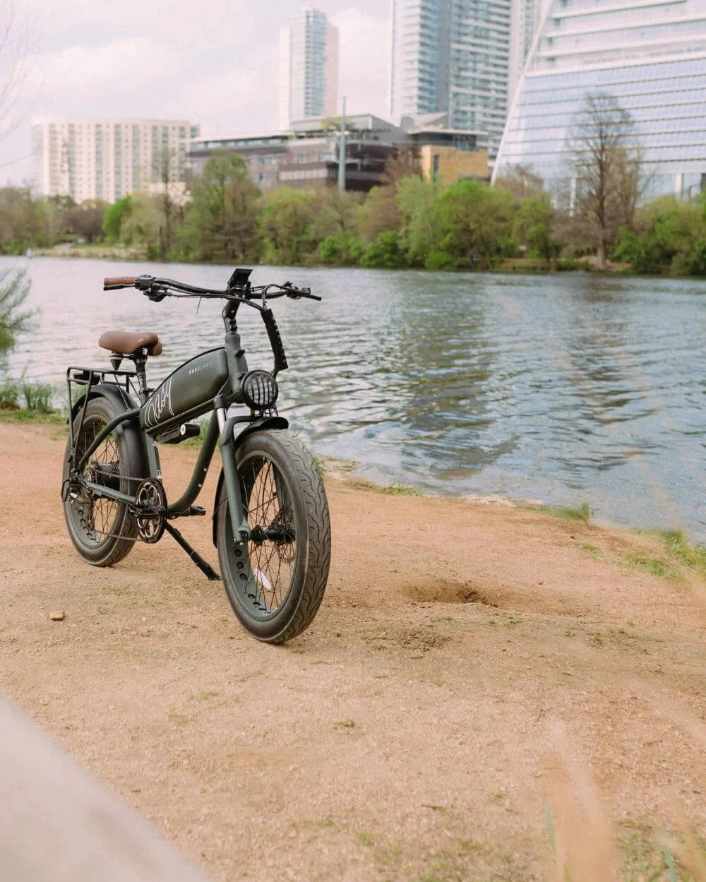 Casavibeo Mod Bikes retro-style electric bike with sleek frame and modern design, shown in a side view.