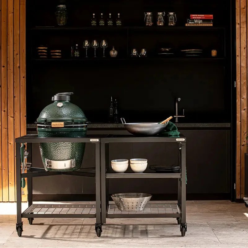 Casavibeo Big Green Egg Medium ceramic charcoal grill with a round green lid and sturdy stand, ready for outdoor cooking.