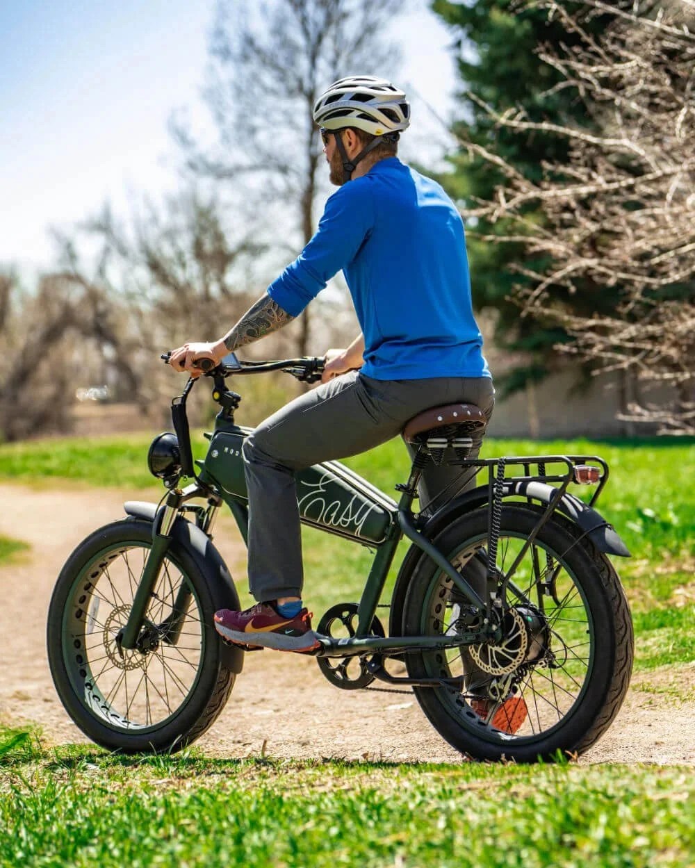 Casavibeo Mod Bikes retro-style electric bike with sleek frame and modern features, displayed outdoors in a vibrant setting.