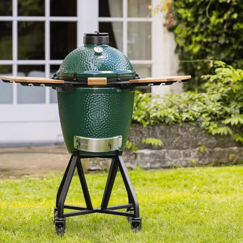 Casavibeo Big Green Egg Medium ceramic charcoal grill with a close-up of the cooking surface and lid.