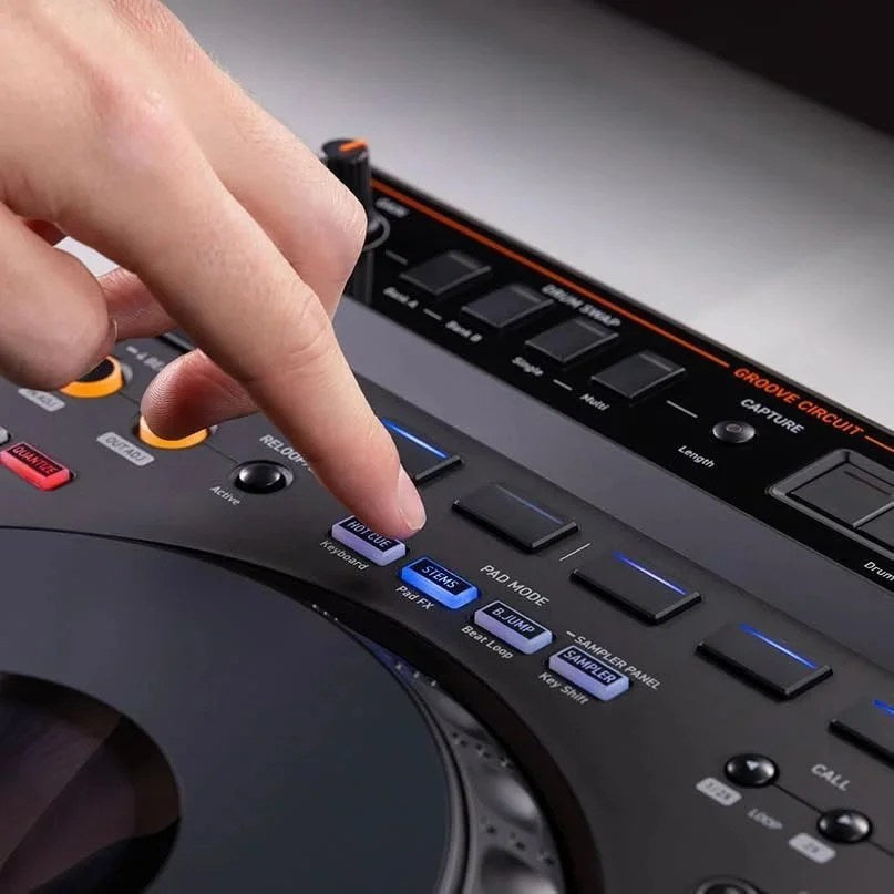 Casavibeo Pioneer DJ AlphaTheta DDJ-GRV6 4-channel performance DJ controller with jog wheels and control knobs, ready for mixing.