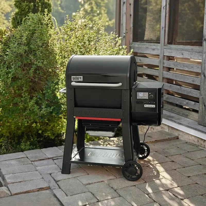 Casavibeo Weber Grills Searwood 600 Pellet Grill with stainless steel construction and digital control panel, ready for outdoor cooking.