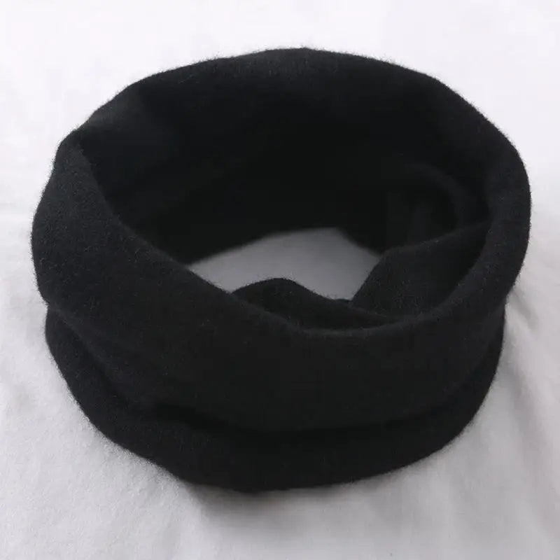 Black Belro thermal cashmere neck gaiter for winter, made of soft, warm fabric ideal for cold weather outdoor wear.