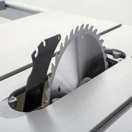 Casavibeo Grizzly G0771Z 10-inch 2 HP hybrid table saw with T-shaped fence and safety guard in a workshop setting.