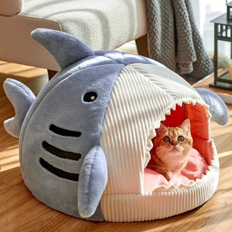 Belro shark-shaped dog and cat cave bed in gray, 40x40x32cm, showing cozy pet sleeping inside with shark fin design.