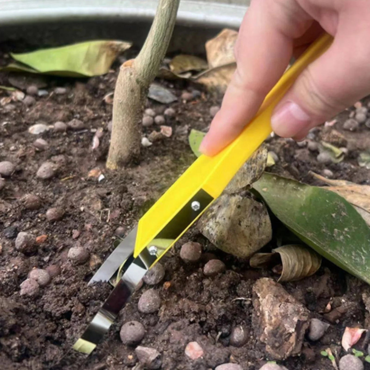 Belro portable weeder tool with iron loop handle, designed for men’s clothing care and fabric weeding.