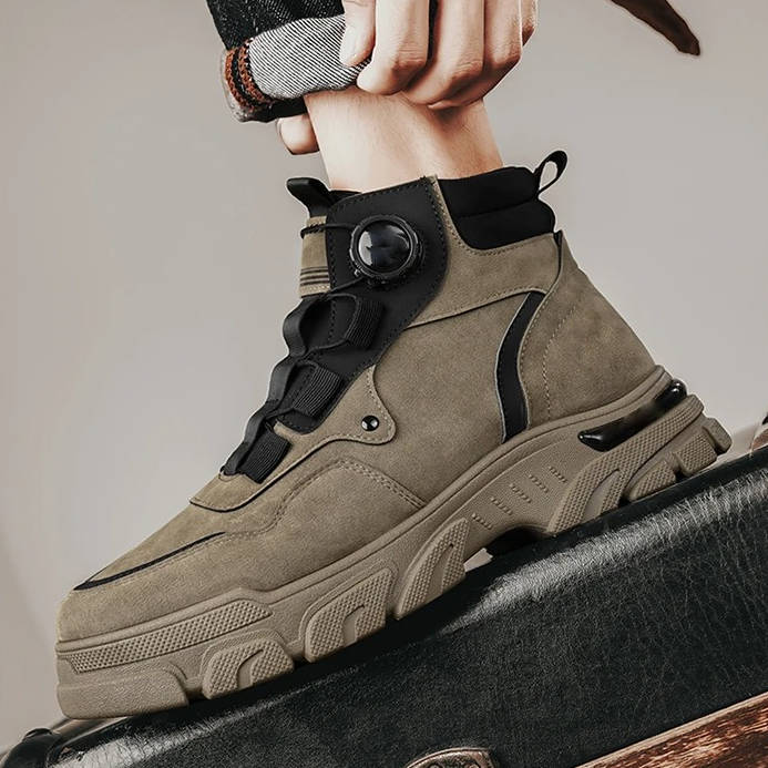 Men's rugged heavy-duty work boots by Belro, durable leather footwear with sturdy soles and reinforced toe protection.
