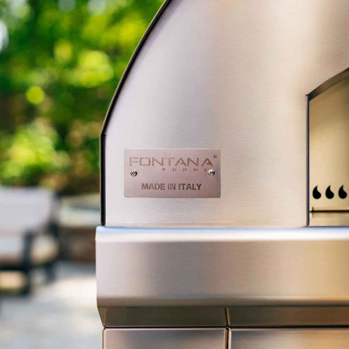 Casavibeo Fontana Forni Mangiafuoco wood-fired pizza oven in anthracite with brick interior and stainless steel chimney.