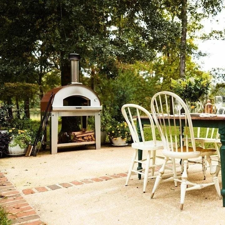 Casavibeo Fontana Forni Marinara wood-fired pizza oven in anthracite, showcasing its sturdy brick construction and spacious cooking chamber.