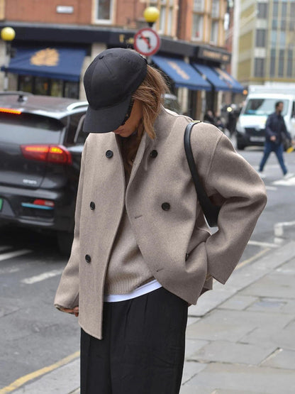 Loose-fitting women's Belro jacket with button closure, stylish and trendy outerwear for casual wear.