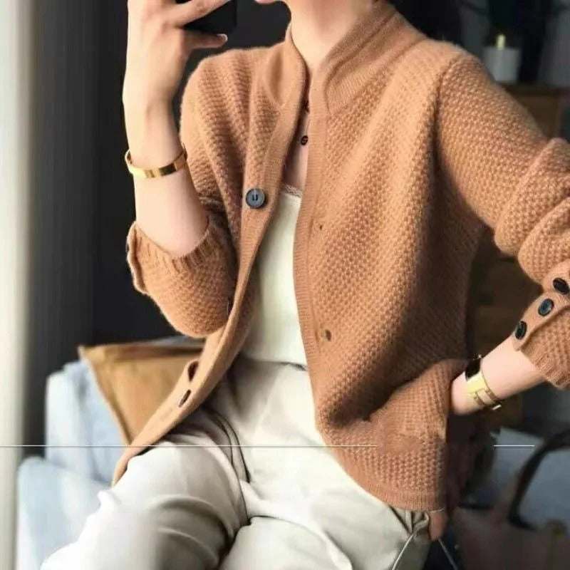Belro soft button blazer in structured knit fabric, shown in a close-up of the tailored jacket with buttons and clean stitching.