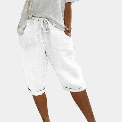 Belro women's comfortable casual shorts in light denim fabric, featuring a relaxed fit and classic five-pocket design.