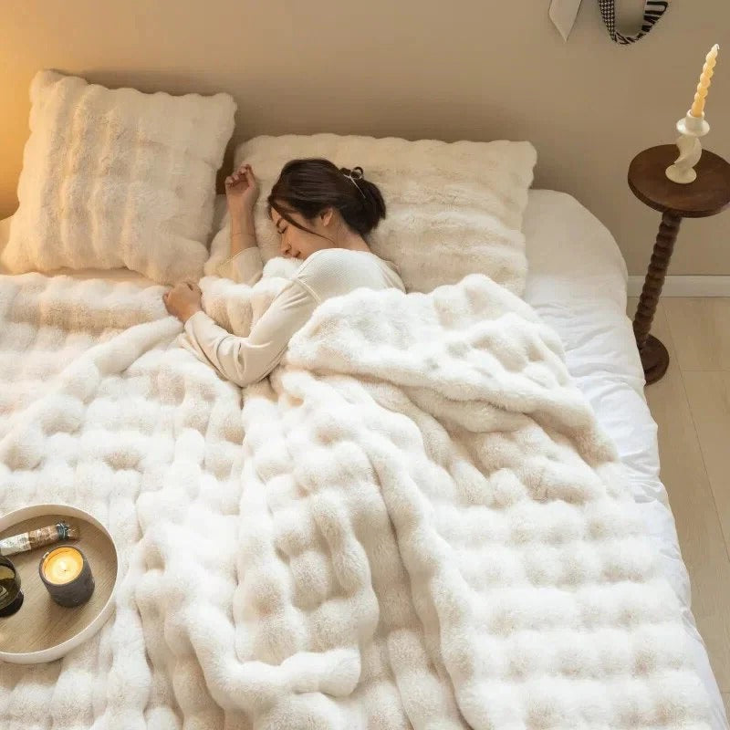 Belro multi-season blanket with soft, cozy fabric suitable for home bedding and throws in various seasons.