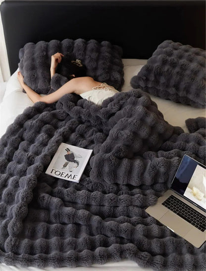 Belro multi-season blanket in cozy, neutral tones, perfect for home bedding and versatile use throughout the year.